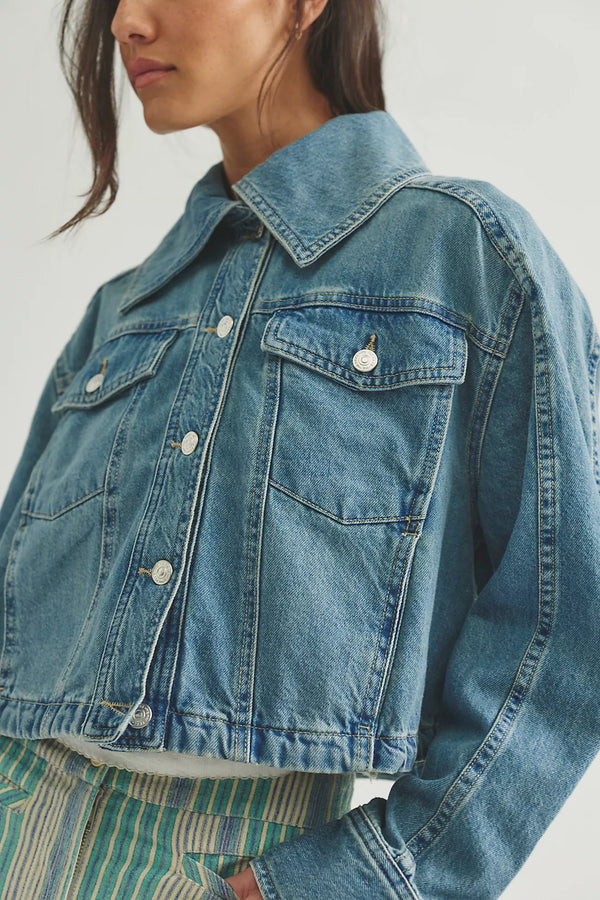 WE THE FREE SIDE TO SIDE CROPPED DENIM JACKET